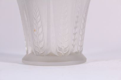 null LALIQUE France

Vase cornet en verre moulé et partiellement dépoli, décor à...
