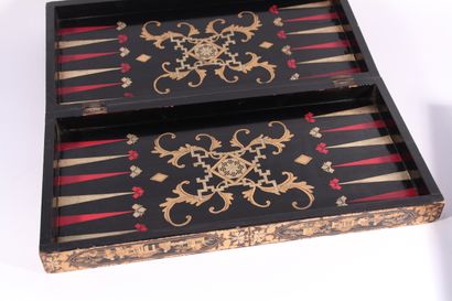 null Damier et jeu de Backgammon en bois laqué à décor dans le goût Extrême-Oriental

Début...