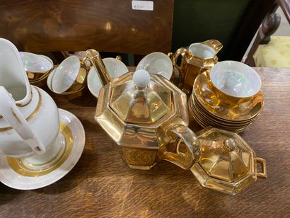 null Service à thé en porcelaine dorée comprenant une théière, un sucrier, un pot...