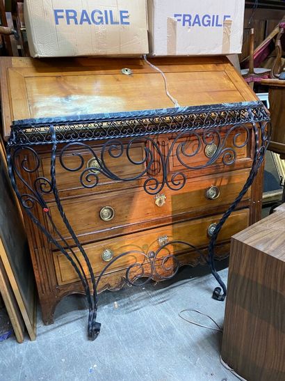 null Console en fer forgé à décor d'enroulements, dessus de marbre vert 

Xxème siècle

H.:...