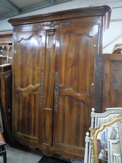 null Armoire en noyer mouluré et sculpté à décor de potiches et feuilles de chêne

Travail...