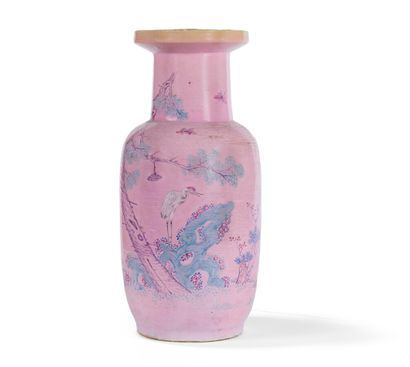 null Vase rouleau en porcelaine à fond rose monté en lampe

Chine, début du XXème...