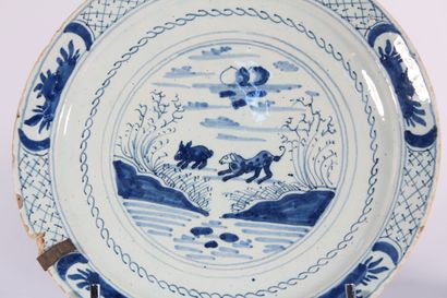 null Deux assiettes en faïence de Delft XIXème siècle, décor en camaïeu bleu, l'une...