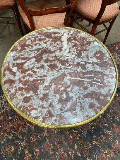 null Table de bistro, plateau circulaire en marbre rouge, piétement tripode en fonte...