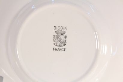 null Onze assiettes en faïence de Digoin, série "Les Vocations"

Fin XIXème siècle

Diam.:...