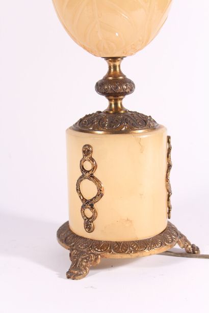 null Piétement de lampe en onyx et bronze doré à décor de palmettes 

Vers 1900

H.:...
