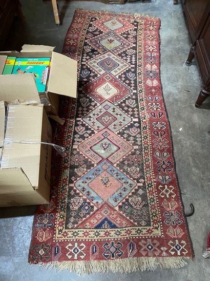 null Tapis mécanique en laine à décor géométrique sur fond rouge 

Iran, Xxème siècle

256...