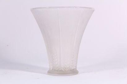 null LALIQUE France

Vase cornet en verre moulé et partiellement dépoli, décor à...