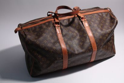 null Louis Vuitton, sac de voyage en toile monogram modèle Keepal 50 cm. Longueur...