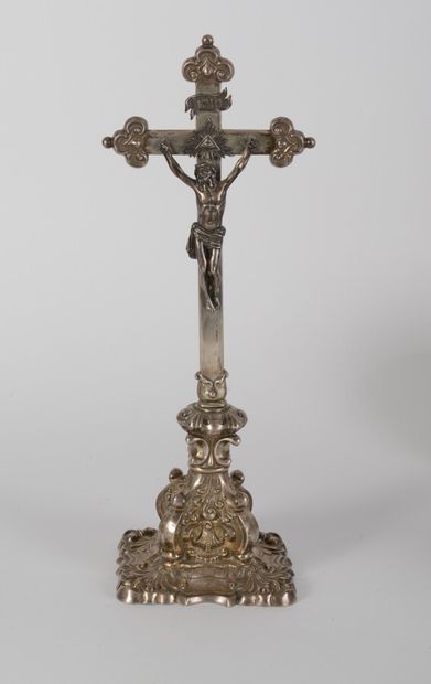 null Crucifix en argent, base carrée chantournée à décor repoussé de palmettes stylisées...