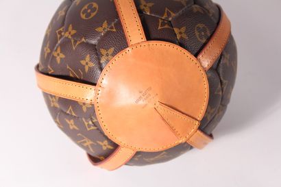 null Louis Vuitton, ballon de football en cuir monogram, série limitée pour la coupe...