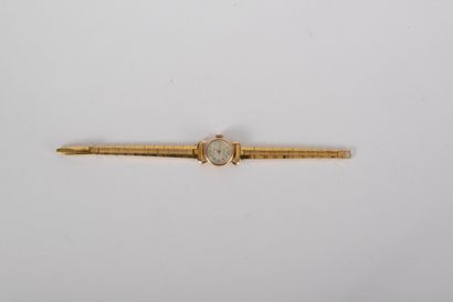 null Montre bracelet de dame des années 1940, le boîtier rond en or jaune 750 millièmes,...