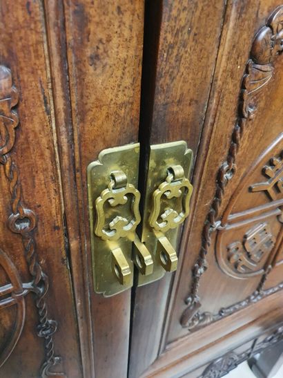 null Cabinet en bois 

Chine, XXème siècle

Ouvrant à deux portes, la face à décor...