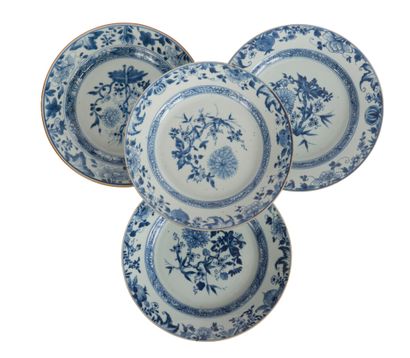 null Quatre assiettes en porcelaine bleu blanc

Chine, XVIIIème siècle

A décor de...