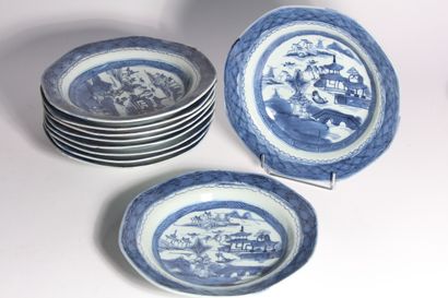 Suite de 13 assiettes en porcelaine bleu...