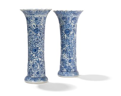 Paire de vases cornets en porcelaine bleu...