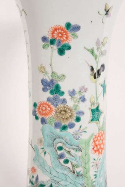 null Vase cornet en porcelaine famille verte à décor d'oiseaux, fleurs et rochers,...