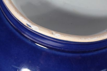 null Grand bol en porcelaine bleu poudré et décor or

Chine, XVIIIe siècle

Hémisphérique,...