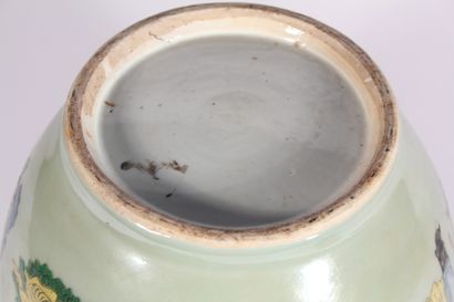 null Vase en porcelaine polychrome 

Chine, début du XXème siècle

A décor de luohan...