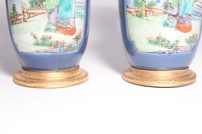 null Paire de petits vases en porcelaine polychrome sur fond bleu poudré

Chine,...
