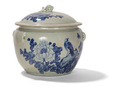 null Pot couvert en porcelaine bleu blanc

Chine, début du XXème siècle

A décor...