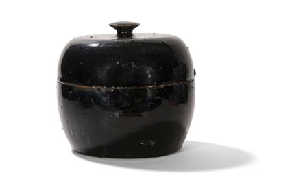 null Pot couvert en grès émaillé noir 

Chine, XIXème siècle 

Globulaire, le couvercle...