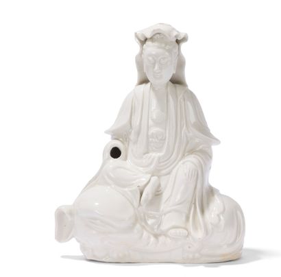 null Statuette de Guanyin en porcelaine blanc de Chine 

Chine, XXème siècle

Représentée...