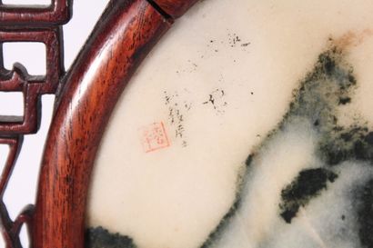 null Écran de table en bois et albâtre

Chine, XXème siècle

Le centre orné d'une...