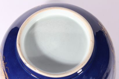 null Grand bol en porcelaine bleu poudré et décor or

Chine, XVIIIe siècle

Hémisphérique,...