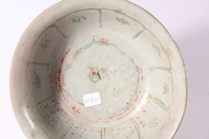 null Coupe en porcelaine vert et rouge de fer 

Chine, Swatow, dynastie Ming, XVIème...