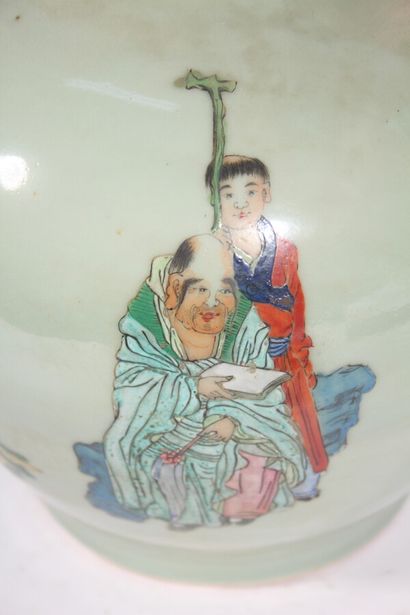 null Vase en porcelaine polychrome 

Chine, début du XXème siècle

A décor de luohan...