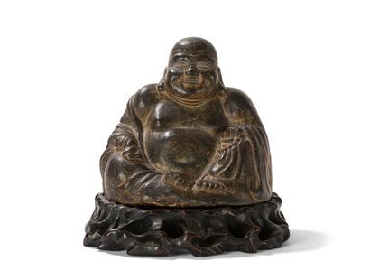 null Statuette de Budai en pierre sculpté

Chine, XXème siècle

Représenté assis,...