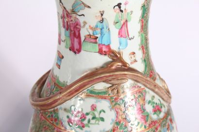 null Paire de vases en porcelaine de Canton

Chine, fin du XIXème siècle

Balustres...
