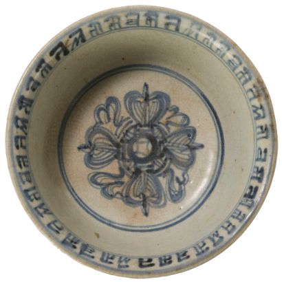 null Bol en porcelaine bleu blanc

Chine, dynastie Ming (1368-1644)

L'intérieur...