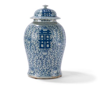 Vase couvert en porcelaine bleu blanc

Chine,...