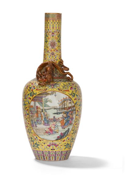 null Vase en porcelaine polychrome 

Chine, XXème siècle

Ovoïde, surmonté d'un long...
