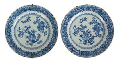 null Six assiettes en porcelaine bleu blanc 

Chine, XVIIIème siècle

Dont une paire,...