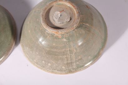 null Deux bols en grès émaillé céladon

Chine, dynastie Ming (1368-1644)

L'un à...
