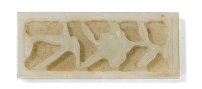 null Petite plaque en jade céladon pâle

Chine, début du XXème siècle

A décor sculpté...