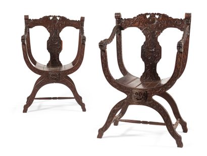 null Paire de fauteuils en bois exotique sculpté, les accotoirs à décor de têtes...