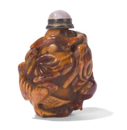 null Tabatière en ambre 

Chine, XXème siècle

Le pourtour sculpté d'un oiseau et...