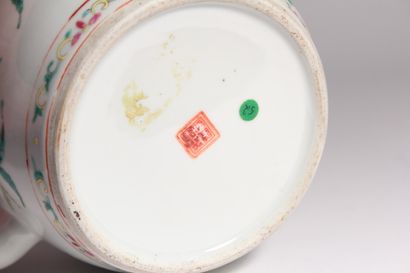 null Théière en porcelaine polychrome

Chine, XXème siècle

A décor de branchages...