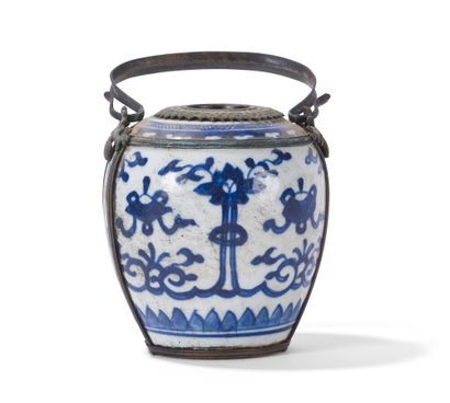 null Pipe à eau en porcelaine bleu blanc

Chine, fin du XIXème siècle

A décor d'emblèmes...