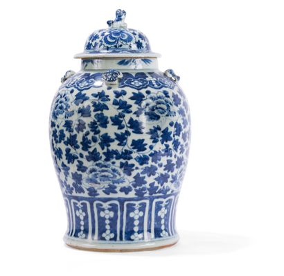 null Paire de vases couverts en porcelaine bleu blanc

Chine, début du XXème siècle

Balustres,...