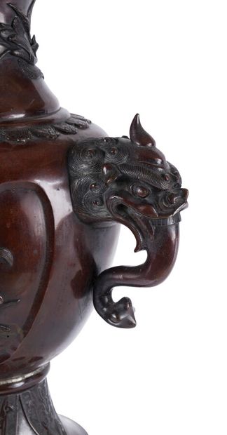 null Grand vase en bronze

Japon, début du XXème siècle

La panse globulaire à décor...