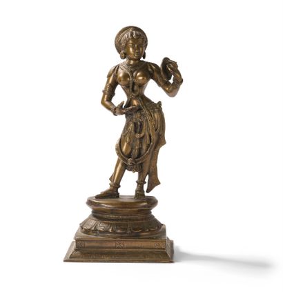 null Statuette de divinité féminine en bronze

Inde, XXème siècle

Représentée debout...
