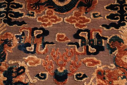 null Tapis en laine tissée

Chine, début du XXème siècle

Rectangulaire, à décor...