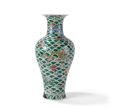 null Vase en porcelaine polychrome

Chine, XXème siècle

Balustre, à décor de dragons...