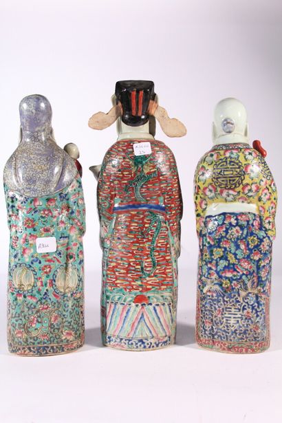 null Trois statuettes en porcelaine polychrome

Chine, XXème siècle

Représentant...