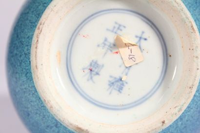 null Vase en porcelaine monochrome bleu "oeuf de pigeon"

Chine, XXème siècle

Piriforme,...
